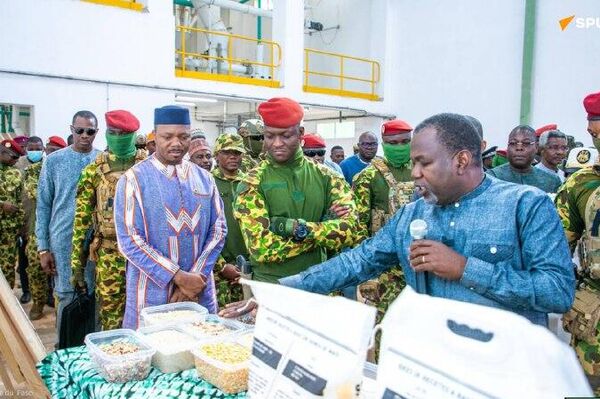 De l'exportation brute à l'industrialisation: Ibrahim Traoré inaugure des usines de transformation de maïs et de la noix de cajou De l'exportation brute à l'industrialisation: Ibrahim Traoré inaugure des usines de transformation de maïs et de la noix de cajou - Sputnik Afrique