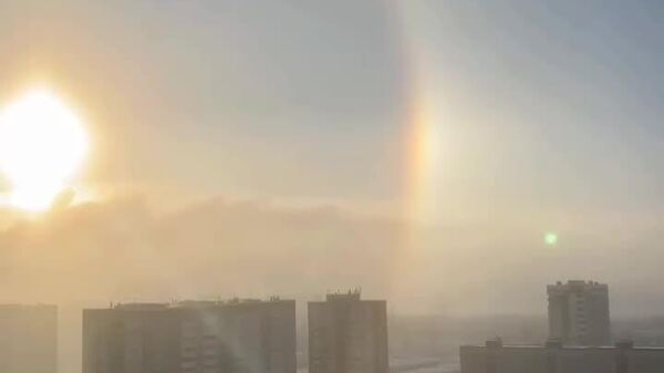 Un arc-en-ciel hivernal surprend les habitants d’une ville russe - Sputnik Afrique