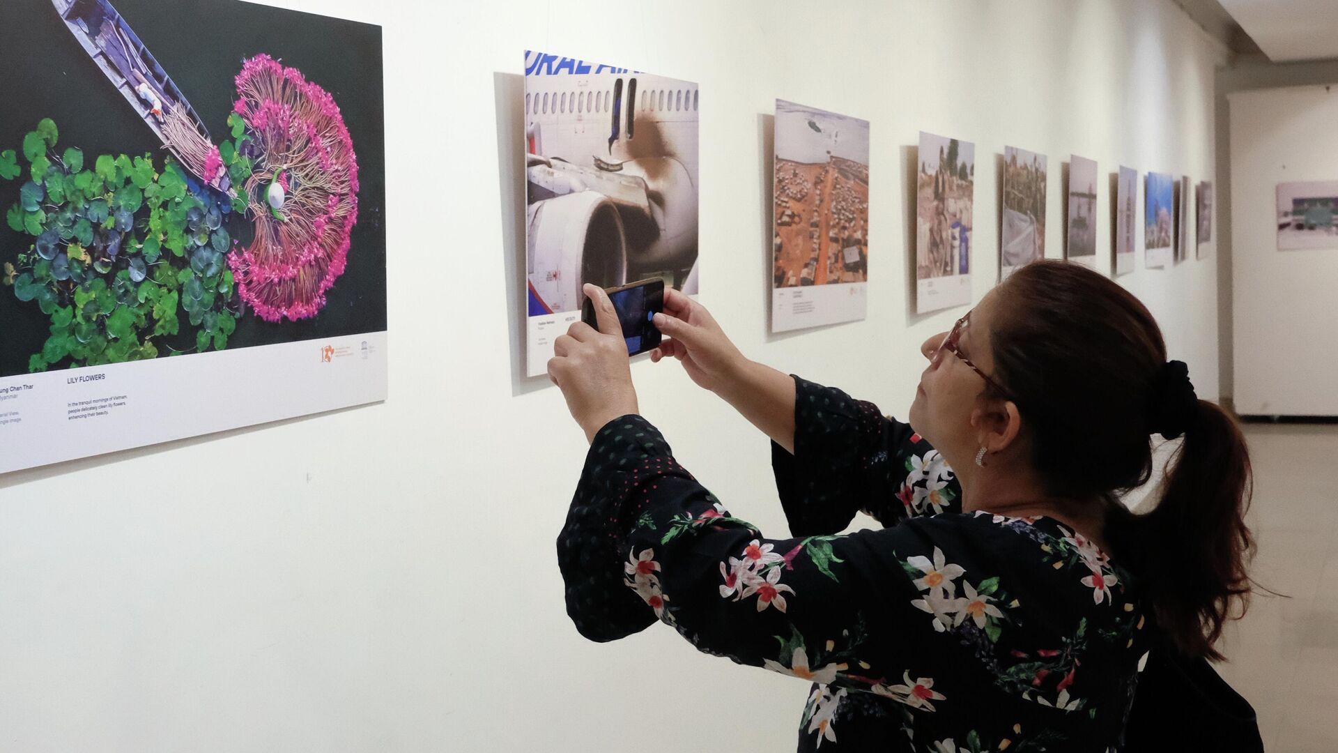 A visitor at the opening of the Andrei Stenin International Photojournalism Competition exhibition in New Delhi. A visitor at the opening of the Andrei Stenin International Photojournalism Competition exhibition in New Delhi. - Sputnik Africa, 1920, 22.12.2025