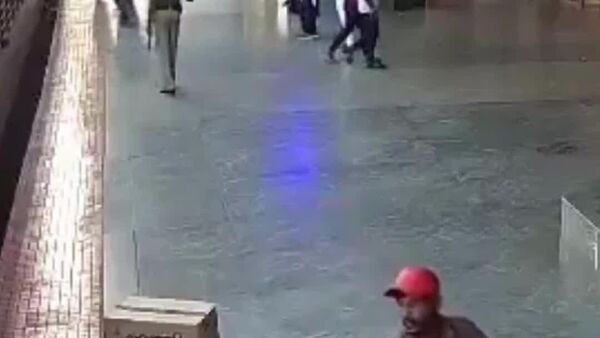 #viral | Alert Station Master Saves Passenger From Near-Fatal Accident in India - Sputnik Africa