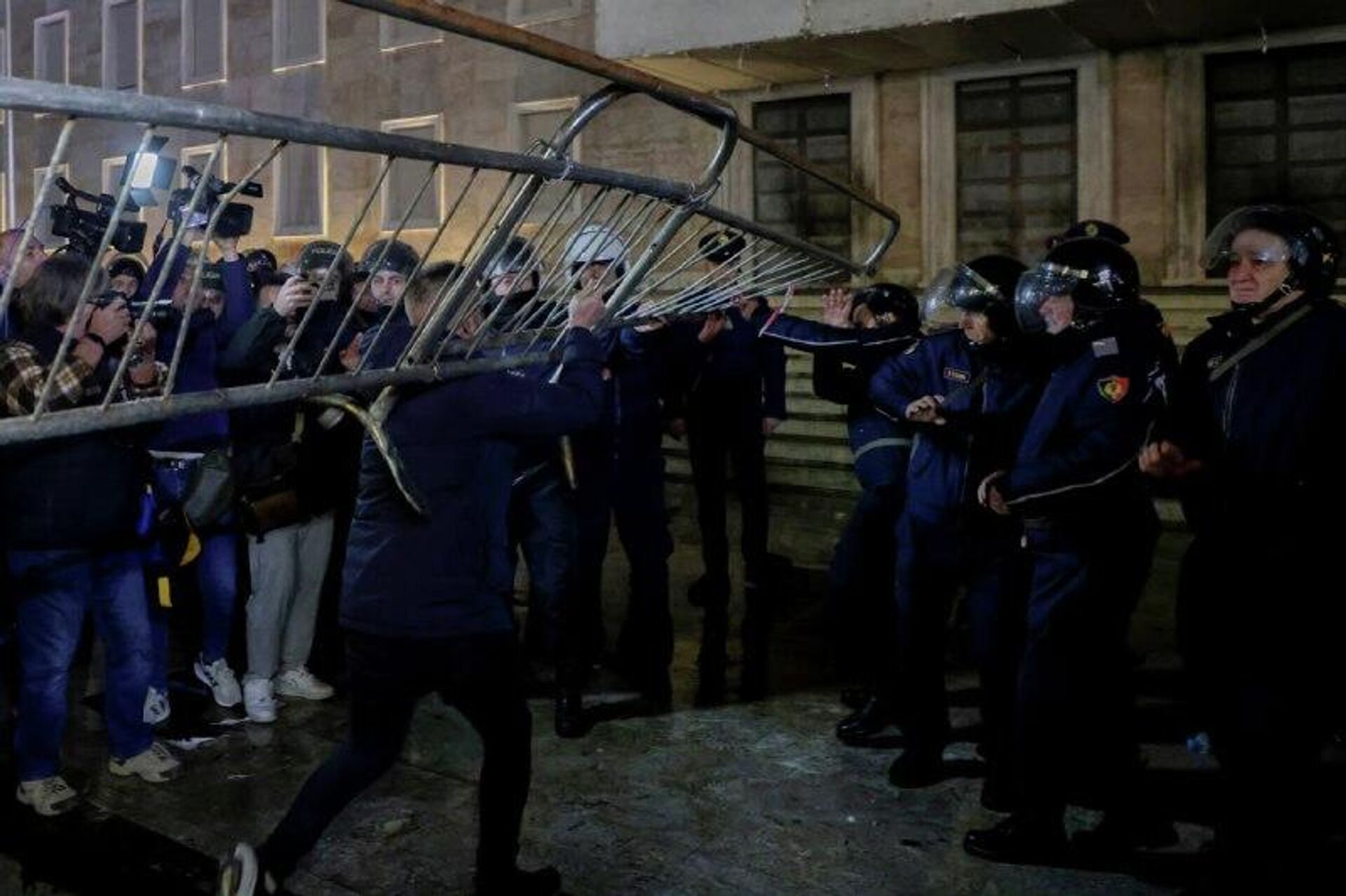 #viral | Flares in the Chamber: Albania’s Parliament Erupts as Opposition Revolts - Sputnik Africa, 1920, 25.12.2025