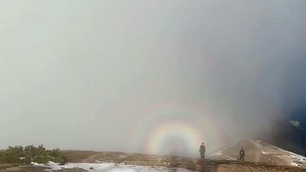 #viral | Ghost of Mountain Comes in Rays of Rainbow - Sputnik Africa