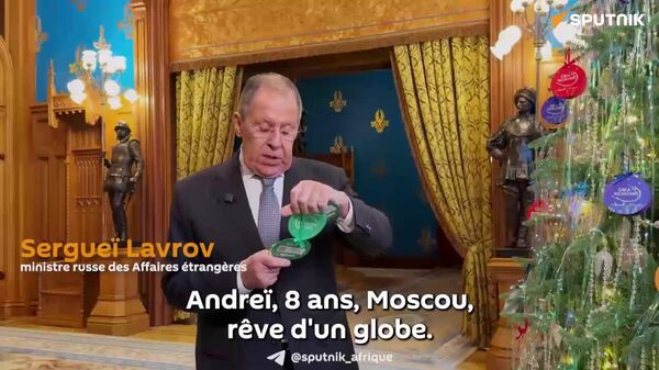 Voici ce que Sergueï Lavrov répond à un garçon qui voudrait se voir offrir un globe terrestre - Sputnik Afrique