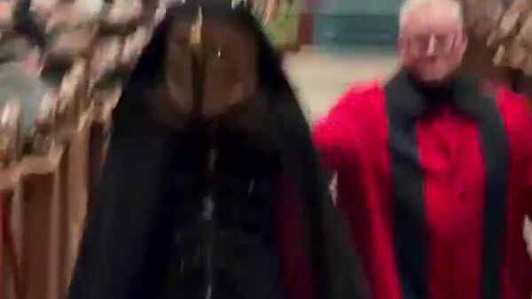 #viral | Dark Knight in Golden Mask Disturbs Christmas Service of Cologne Cathedral - Sputnik Africa