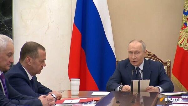 Vladimir Poutine tient une réunion sur le programme d'armement de l'État - Sputnik Afrique