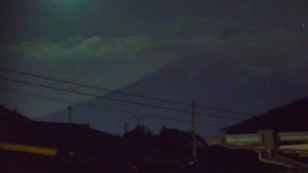 #viral | Bright Green Fireball Flies Above Japan's Mount Fuji #viral | Bright Green Fireball Flies Above Japan's Mount Fuji - Sputnik Africa