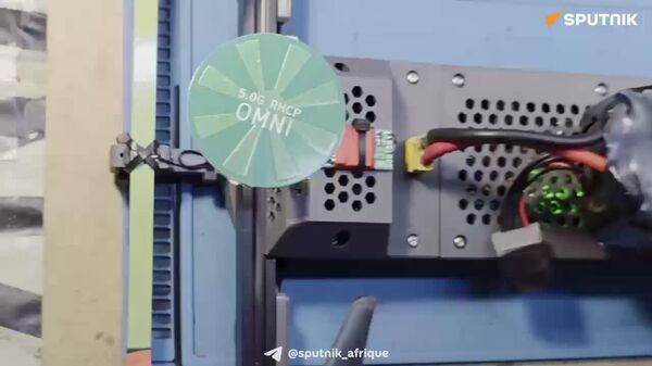 ▶ Un essaim de drones visant l'armée ukrainienne est préparé par des militaires russes volontaires - Sputnik Afrique