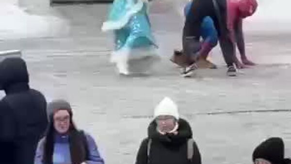 #viral | Snow Maiden, Rat & Spider-Man Have Epic Fight on Streets of Russia's Kazan Days Before New Year - Sputnik Africa