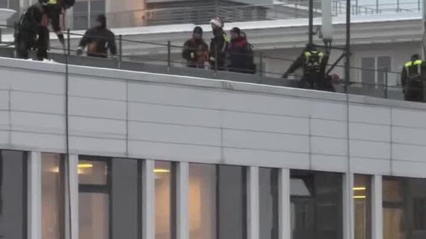 #viral | Small Miracle on the Eve of New Year: Father Frosts Descend on Ropes to Congratulate Children at Russian Hospital - Sputnik Africa