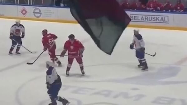 Le Président biélorusse renversé sur la glace lors d'un match de hockey: Tout va bien - Sputnik Afrique