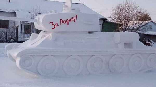 Un T-34 grandeur nature sculpté avec de la neige en Russie - Sputnik Afrique
