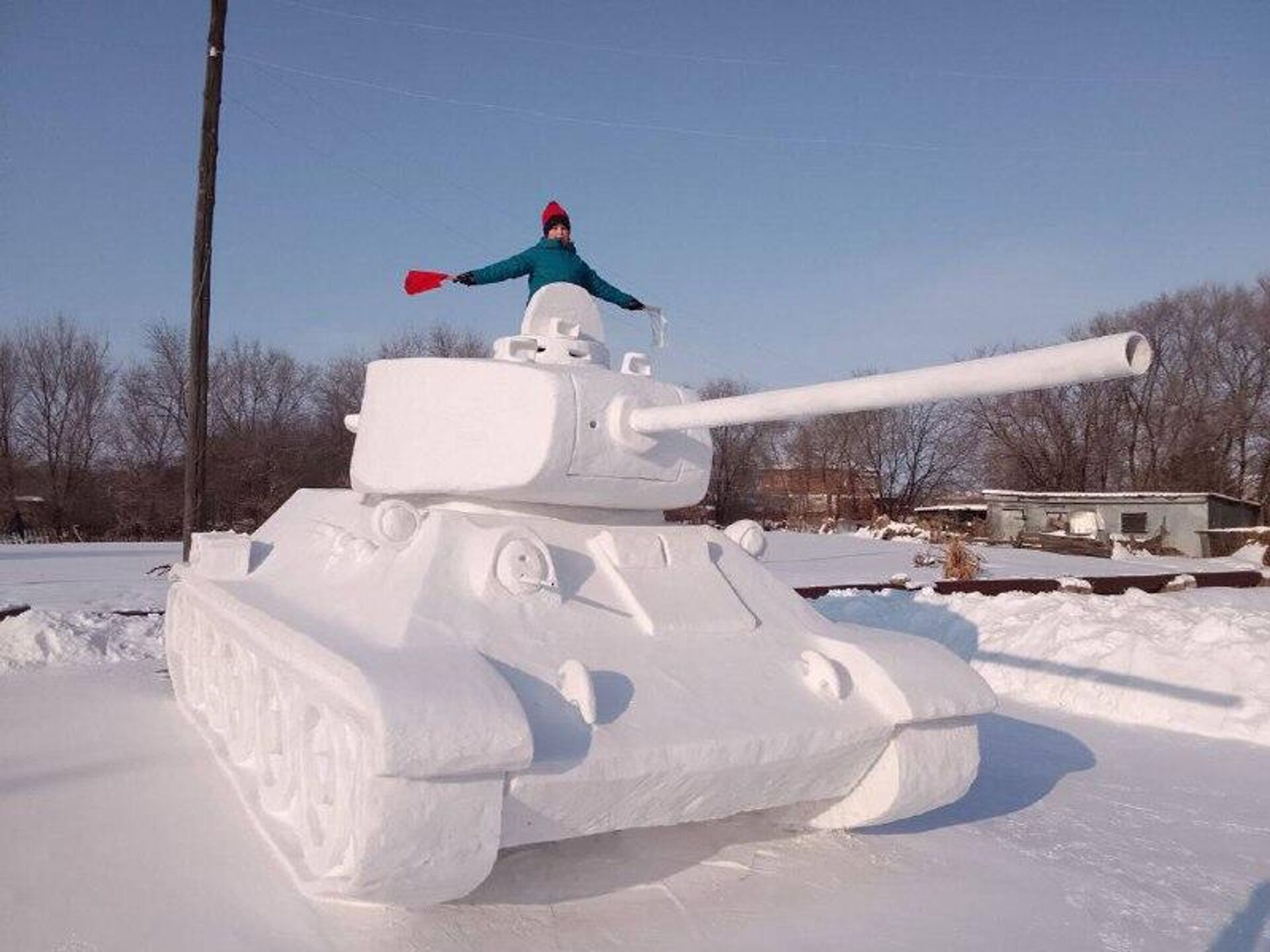 Un T-34 grandeur nature sculpté avec de la neige en Russie Un T-34 grandeur nature sculpté avec de la neige en Russie - Sputnik Afrique, 1920, 30.12.2025