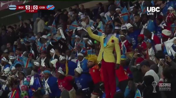 Soutien inébranlable: un supporter reste immobile comme une statue pendant tout un match de la CAN - Sputnik Afrique