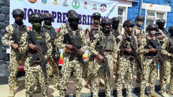 Plus d'un millier d'otages sauvés, armes récupérées: l'armée nigériane dresse son bilan de l'année - Sputnik Afrique