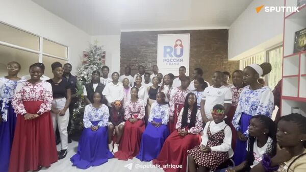 ▶ Des Zambiens adressent leurs vœux de Nouvel An aux Russes en interprétant une chanson russe - Sputnik Afrique