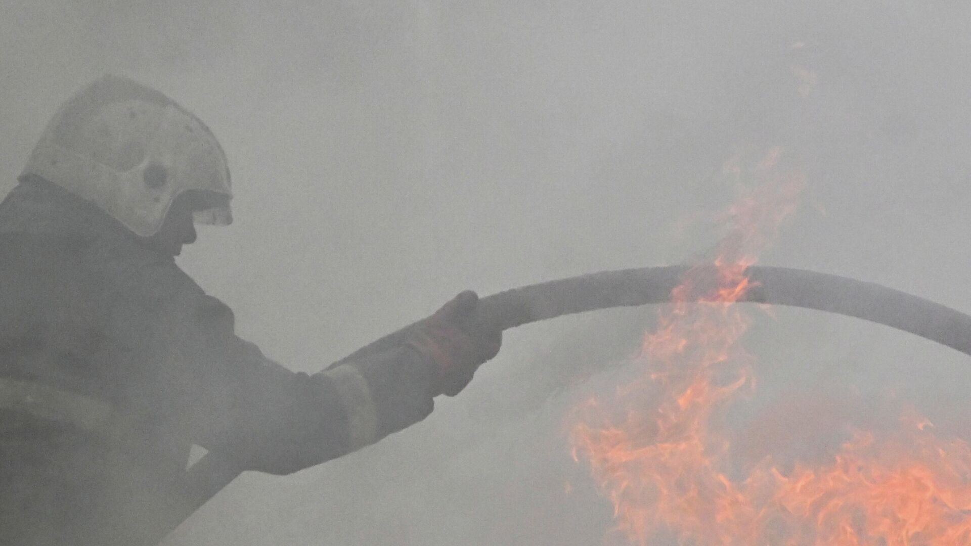A rescuer fights a fire at a motor oil production facility in the Moscow region. - Sputnik Africa, 1920, 01.01.2026