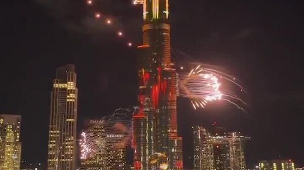 Un show de lumières offert par Dubaï illumine le Burj Khalifa à l’occasion de Nouvel An - Sputnik Afrique