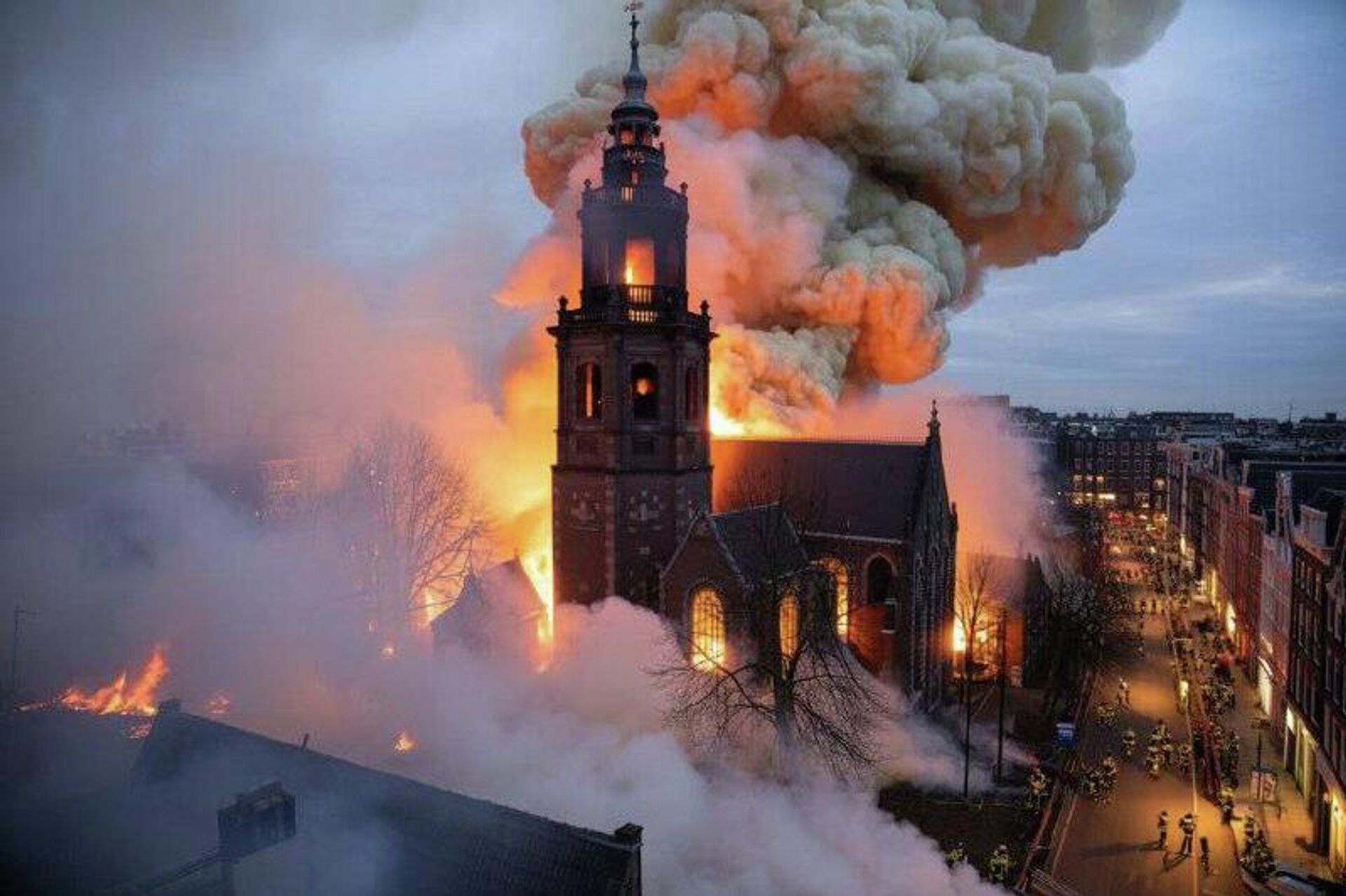 ▶ Un violent incendie ravage l'un des plus célèbres bâtiments d'Amsterdam dans la nuit du Nouvel An - Sputnik Afrique, 1920, 01.01.2026