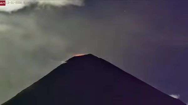 ▶ Le volcan Fuego au Guatemala entre en éruption dans la nuit du Nouvel An - Sputnik Afrique