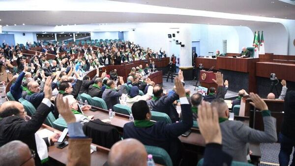 Un acte de libération politique et mentale: un politologue sur la criminalisation de la colonisation française par l'Algérie - Sputnik Afrique