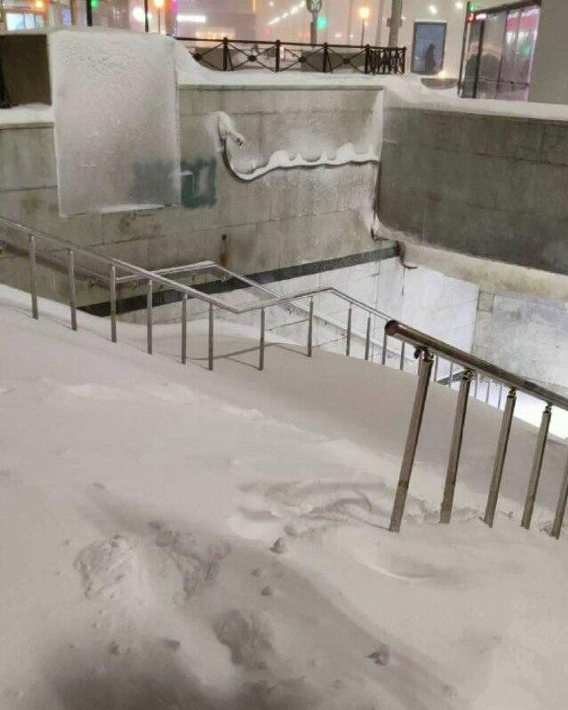 #viral | Blizzard Chaos: Russia's Kazan Buried Under Massive Overnight Snowfall - Sputnik Africa, 1920, 04.01.2026