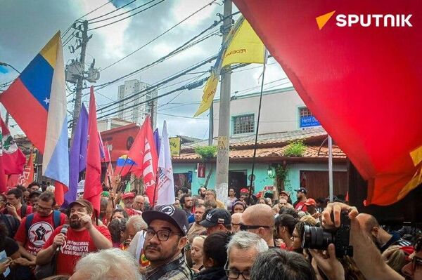 🪧 Des manifestants incendient le drapeau américain devant le consulat US à Rio de Janeiro 🪧 Des manifestants incendient le drapeau américain devant le consulat US à Rio de Janeiro - Sputnik Afrique