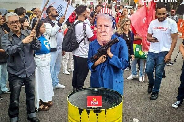 🪧 Des manifestants incendient le drapeau américain devant le consulat US à Rio de Janeiro 🪧 Des manifestants incendient le drapeau américain devant le consulat US à Rio de Janeiro - Sputnik Afrique
