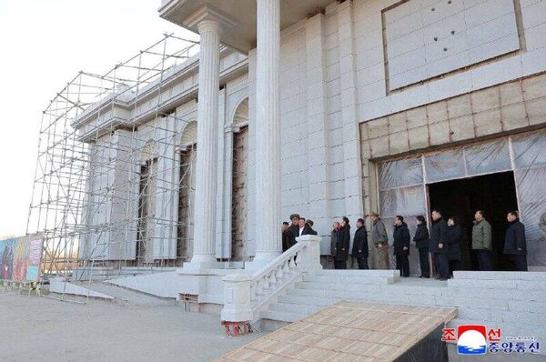 Kim Jong-un inspecte le chantier d'un mémorial-musée dédié aux soldats nord-coréens ayant combattu dans la région de Koursk - Sputnik Afrique
