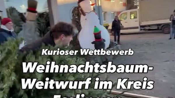 Concours de lancer de sapins de Noël à Köngen en Allemagne - Sputnik Afrique