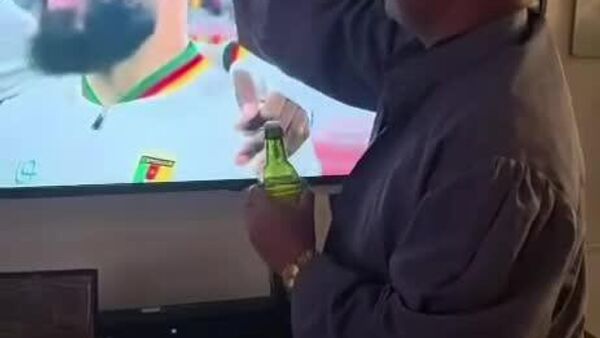 Un téléspectateur camerounais bénit son équipe… et les Lions indomptables s'imposent - Sputnik Afrique