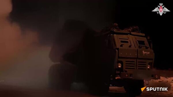 Des lance-roquettes multiples Grad ciblent des positions ukrainiennes - Sputnik Afrique