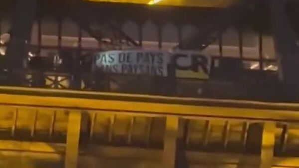 ▶ Pas de pays sans paysans: une banderole a été déployée sur la tour Eiffel à Paris en soutien aux agriculteurs en grève contre l'accord UE-Mercosur - Sputnik Afrique