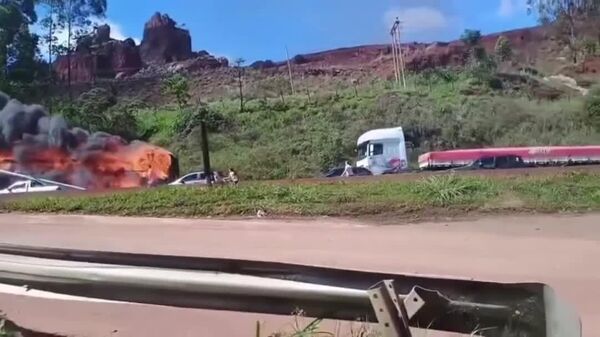 #viral | Fireball on Wheels: Tourist Bus Bursts Into Flames in the Middle of Brazilian Highway - Sputnik Africa