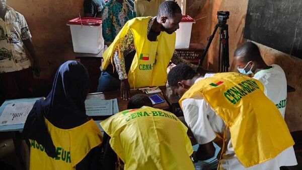 Les Béninois aux urnes pour un double scrutin législatif et local après une tentative de coup d'État déjouée en décembre - Sputnik Afrique
