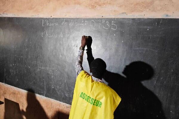 Les Béninois aux urnes pour un double scrutin législatif et local après une tentative de coup d'État déjouée en décembre - Sputnik Afrique