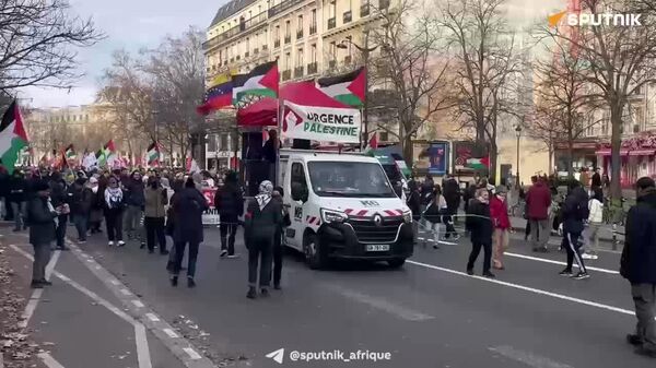 Droit à la vie pour les Gazaouis: des Parisiens descendent dans la rue pour soutenir les Palestiniens - Sputnik Afrique