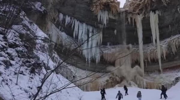 #viral | Frozen Valaste Waterfall Crumbles on Tourists in Estonia - Sputnik Africa