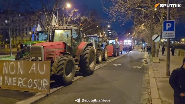 Colère agricole: les agriculteurs manifestant ont pris position devant l’Assemblée nationale - Sputnik Afrique