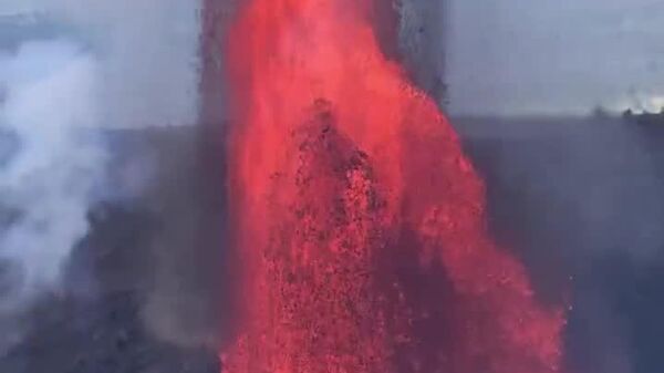 Nouvelle éruption du volcan Kilauea à Hawaï: la fontaine de lave a atteint plus de 250 mètres de hauteur - Sputnik Afrique