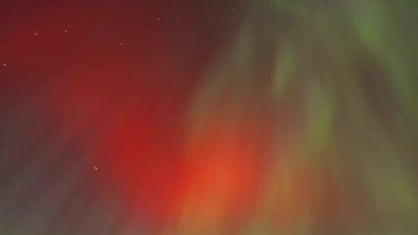 Un météore brillant s'est consumé dans l'atmosphère au-dessus de la Norvège durant la phase coronale de l'aurore boréale - Sputnik Afrique
