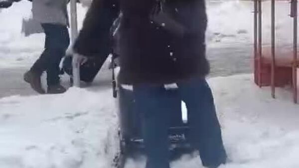 #viral | Teamwork in the Snow: People Assist Delivery Robots After Heavy Snowfall in Russia - Sputnik Africa