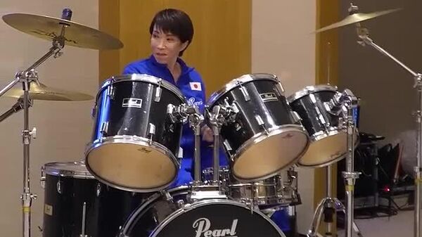 Les dirigeants japonaise et sud-coréen ont joué ensemble des titres de K-pop à la batterie en marge de leurs discussions officielles - Sputnik Afrique