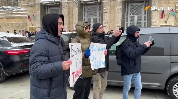 Des manifestants ont bloqué la voiture de la chargée d'affaires britannique à sa sortie du ministère russe des Affaires étrangères - Sputnik Afrique