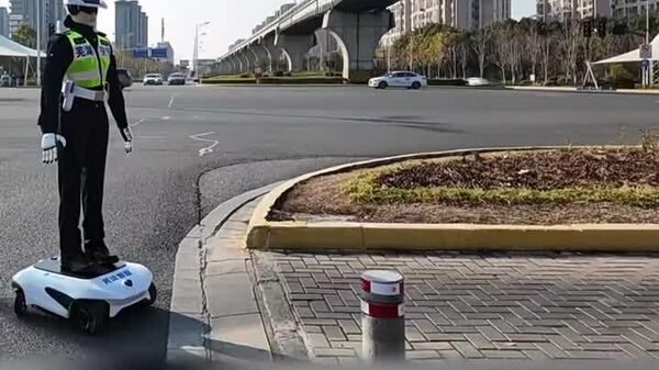 Un robot contrôleur de trafic est entré en service dans la province d'Anhui, en Chine - Sputnik Afrique