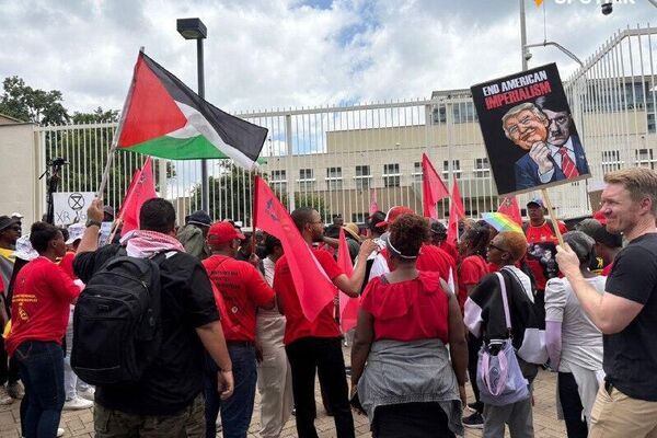 À bas les gangsters impérialistes: images de la manifestation devant le consulat US à Johannesburg avec Sputnik Afrique - Sputnik Afrique