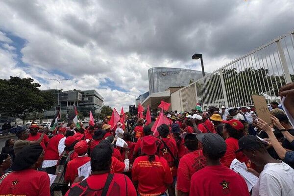 À bas les gangsters impérialistes: images de la manifestation devant le consulat US à Johannesburg avec Sputnik Afrique - Sputnik Afrique