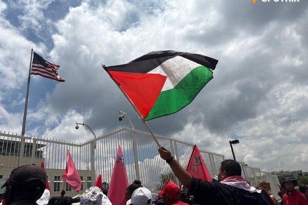 À bas les gangsters impérialistes: images de la manifestation devant le consulat US à Johannesburg avec Sputnik Afrique - Sputnik Afrique