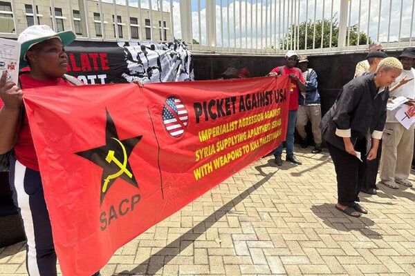 À bas les gangsters impérialistes: images de la manifestation devant le consulat US à Johannesburg avec Sputnik Afrique - Sputnik Afrique