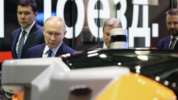 Poutine s'est rendu dans un dépôt du métro moscovite pour voir une exposition de technologies autonomes civiles - Sputnik Afrique