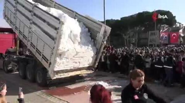 Trois camions de neige ont été offerts aux enfants d'une ville, où il n'avait pas neigé depuis 14 ans - Sputnik Afrique